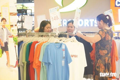 Những khu chợ truyền thống 'sống mòn'- Ảnh 2. Khách hàng mua sắm quần áo tại trung tâm thương mại cách chợ Ngã Tư Sở chỉ 1km