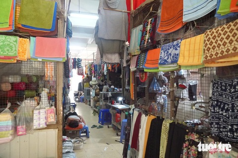 Những khu chợ truyền thống 'sống mòn'- Ảnh 6. Các gian hàng vắng khách mua do sức mua kém và người tiêu dùng thay đổi thói quen mua sắm