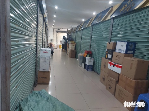 Những khu chợ truyền thống 'sống mòn'- Ảnh 7. Quầy hàng đồ uống tại chợ Hàng Da đóng cửa biến thành nơi xếp hàng của các tiểu thương