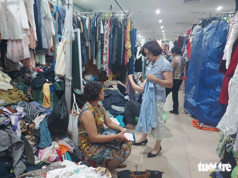 Những khu chợ truyền thống 'sống mòn'- Ảnh 8. Các gian hàng kinh doanh hàng thùng tại chợ Hàng Da vẫn có khách mua sắm nhưng kém nhộn nhịp
