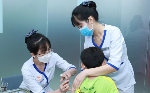 Phụ huynh đưa con tiêm chủng trước khi quay trở lại trường học - Ảnh: Nhật Minh Các chuyên gia khuyến cáo tiêm phòng bạch hầu đầy đủ để phòng bệnh - Ảnh minh họa: NHẬT MINH