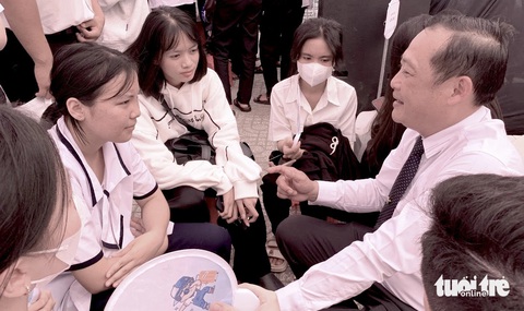 Trường đại học Tài chính - Marketing công bố kết quả xét tuyển sớm- Ảnh 1. ThS Nguyễn Thái Châu - giám đốc Trung tâm tuyển sinh và quan hệ doanh nghiệp Trường đại học Tài chính - Marketing chia sẻ với học sinh về các phương thức xét tuyển sớm của trường - Ảnh: TRẦN HUỲNH