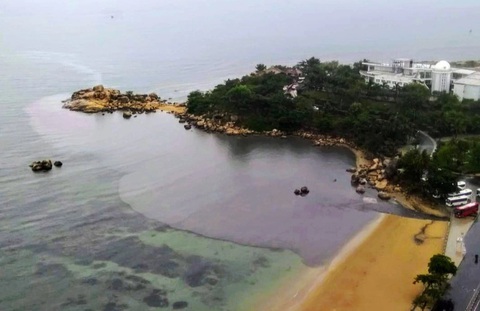 Nha Trang: Kiểm tra vụ ‘dân kêu tắm biển Hòn Chồng bị ngứa’- Ảnh 2. Khu vực bãi biển và vịnh Nha Trang tại Hòn Chồng sau khi có mưa (Ảnh do đại diện cư dân ở khu Mường Thanh Viễn Triều cung cấp cho phóng viên cùng thông tin ảnh do một cư dân ở đây chụp trước khi dân kêu tắm biển bị ngứa, vào tháng 6-2024) - PHAN SÔNG NGÂN