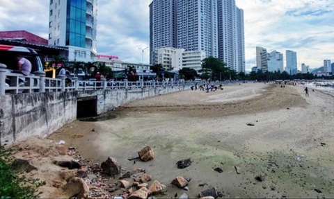 Nha Trang: Kiểm tra vụ ‘dân kêu tắm biển Hòn Chồng bị ngứa’- Ảnh 1. Bãi biển Hòn Chồng và một trong các họng cống thoát nước (bên trái) đổ ra vịnh Nha Trang - Ảnh: PHAN SÔNG NGÂN