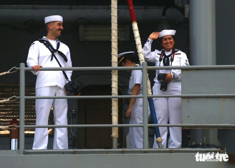 Thủy thủ tàu USS Blue Ridge vẫy tay chào - Ảnh: NGUYỄN HOÀNG Thủy thủ tàu USS Blue Ridge vẫy tay chào khi tàu cập cảng - Ảnh: NGUYỄN HOÀNG