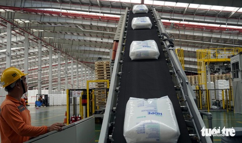 Dầu khí giảm sâu kéo GRDP của Bà Rịa - Vũng Tàu xuống con số âm- Ảnh 1. Sản phẩm hạt nhựa HDPE thành phẩm của tổ hợp hóa dầu Long Sơn do Tập đoàn SCG (Thái Lan) đầu tư lên đến hơn 5 tỉ USD tại tỉnh Bà Rịa - Vũng Tàu. Dự kiến cuối năm nay dự án vận hành - Ảnh: ĐÔNG HÀ