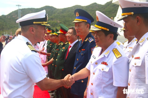 Các thành viên của tàu USS Blue Ridge bắt tay cùng cùng lãnh đạo lãnh đạo Vùng 4 Hải Quân, Vùng Cảnh sát biển 3 - Ảnh: NGUYỄN HOÀNG Các thành viên của tàu USS Blue Ridge bắt tay lãnh đạo Vùng 4 Hải quân, Vùng cảnh sát biển 3 - Ảnh: NGUYỄN HOÀNG