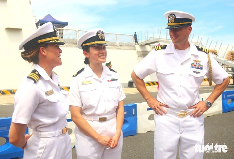 Các thành viên của tàu USS Blue Ridge vô cùng thân thiện tại cảng quốc tế Cam Ranh (tỉnh Khánh Hòa) - Ảnh: NGUYỄN HOÀNG Các thành viên của tàu USS Blue Ridge tại cảng quốc tế Cam Ranh (Khánh Hòa) - Ảnh: NGUYỄN HOÀNG