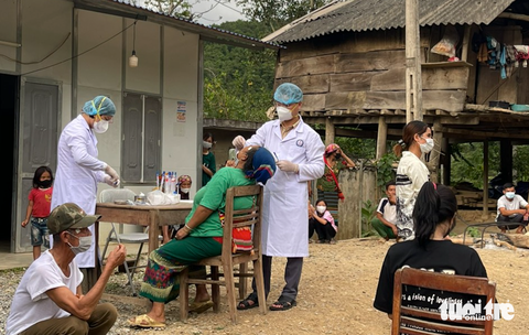 Nghệ An truy vết được 119 người tiếp xúc với cô gái tử vong do bạch hầu- Ảnh 1. Cán bộ Trung tâm Kiểm soát bệnh tật tỉnh Nghệ An lấy mẫu xét nghiệm bệnh bạch hầu ở xã Phà Đánh, huyện Kỳ Sơn - Ảnh: TÂM PHẠM