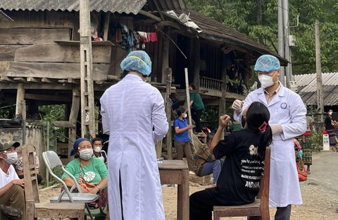Trung tâm kiểm soát bệnh tật tỉnh Nghệ An lấy mẫu giám sát dịch bạch hầu tại địa phương - Ảnh: TÂM PHẠM Trung tâm Kiểm soát bệnh tật tỉnh Nghệ An lấy mẫu giám sát dịch bạch hầu tại địa phương - Ảnh: TÂM PHẠM