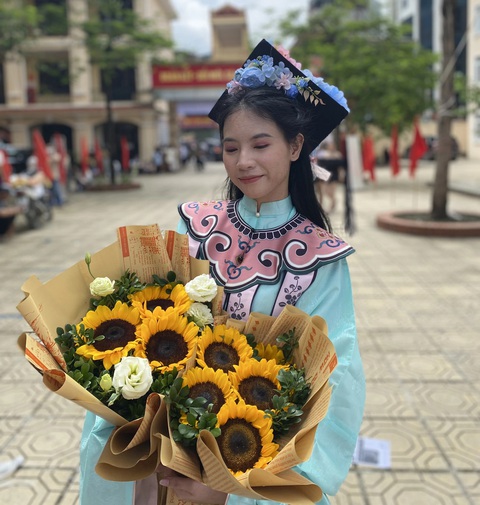 Giới trẻ sôi sục với trào lưu phối áo cử nhân cùng Việt phục- Ảnh 3. Đặng Kim Ly trong bộ lễ phục đặc biệt được cô dày công chuẩn bị cho ngày lễ tốt nghiệp - Ảnh: NVCC