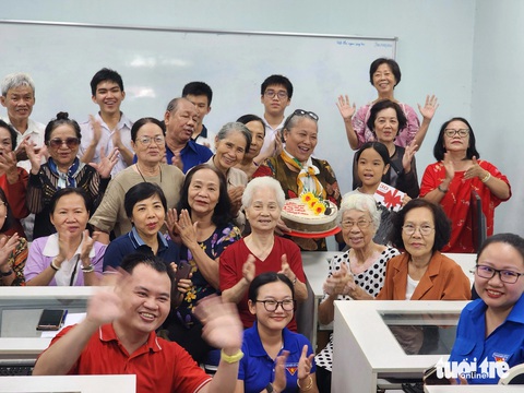 Người cao tuổi rủ nhau đi học cách dùng điện thoại di động- Ảnh 2. Đến lớp không chỉ học về công nghệ mà đây còn là sân chơi vui vẻ, bổ ích cho người cao tuổi - Ảnh: NGỌC PHƯỢNG