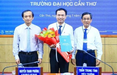 TS Lê Văn Lâm làm phó hiệu trưởng Trường đại học Cần Thơ- Ảnh 1. TS Lê Văn Lâm (giữa) tại lễ công bố nghị quyết bổ nhiệm phó hiệu trưởng Trường đại học Cần Thơ - Ảnh: Trường đại học Cần Thơ