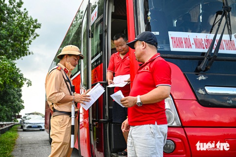 499 tài xế bị tước bằng lái qua VNeID sau 1 tuần- Ảnh 2. Cảnh sát kiểm soát xe khách trên cao tốc Pháp Vân - Cầu Giẽ - Ảnh: HỒNG QUANG