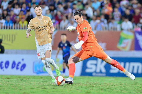 Đội á quân V-League đổi tên thành Quy Nhơn Bình Định- Ảnh 1. Thủ môn Đặng Văn Lâm của CLB Quy Nhơn Bình Định trong trận gặp CLB Công An Hà Nội ở vòng 26 - Ảnh: VPF