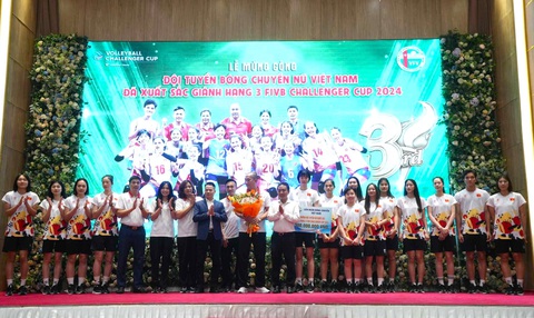 HLV Nguyễn Tuấn Kiệt: Người hâm mộ đã ủng hộ Bích Tuyền- Ảnh 4. Liên đoàn Bóng chuyền Việt Nam trao thưởng, vinh danh đội bóng chuyền nữ Việt Nam tối 8-7 - Ảnh: HIỂN TRẦN