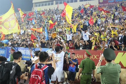 Khán giả Nam Định 'vô địch' V-League 2023-2024- Ảnh 2. Cổ động viên Nam Định ăn mừng chức vô địch cùng đội nhà trên sân Thiên Trường - Ảnh: VPF