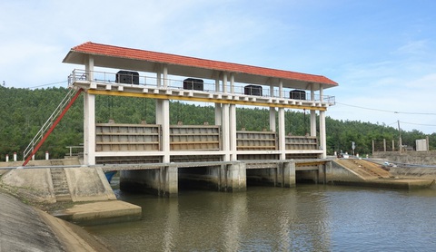 Đập ngăn mặn tiền tỉ ở Quảng Ngãi phải quay tay vì thiếu điện- Ảnh 1. Đập ngăn mặn sông Rớ hiện vận hành thủ công - Ảnh: T.M.