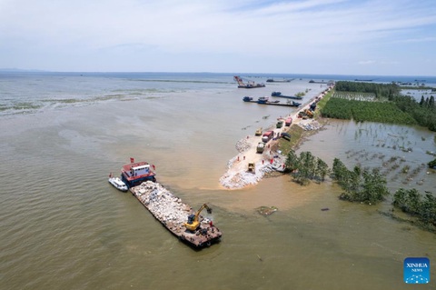 Trung Quốc dốc lực khẩn trương vá đê hồ Động Đình- Ảnh 3. Phó tỉnh trưởng tỉnh Hồ Nam Zhang Yingchun cho biết quá trình sửa chữa dự kiến hoàn thành vào trưa 9-7 - Ảnh: TÂN HOA XÃ