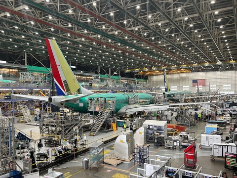 Boeing nhận trách nhiệm trong 2 vụ tai nạn chết người của máy bay 737 MAX- Ảnh 1. Máy bay Boeing 737 MAX đang được lắp ráp tại nhà máy của hãng - Ảnh: BUSINESS INSIDER