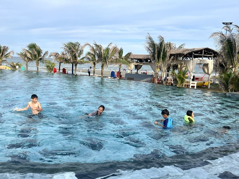 Bác sĩ khuyên 12 mẹo khuyến khích trẻ em tập thể dục trong dịp hè- Ảnh 1. Trẻ em được cha mẹ cho đi chơi trong những ngày nghỉ hè - Ảnh: THÙY DƯƠNG