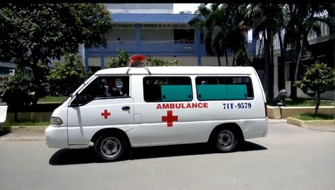 Nhậu hết rượu, lấy cồn rửa tay ra uống, 4 người nhập viện cấp cứu- Ảnh 1. Bốn trường hợp nhập viện tại Bệnh viện Nguyễn Đình Chiểu sau khi nhậu xong và uống thêm chai cồn rửa tay - Ảnh: MẬU TRƯỜNG