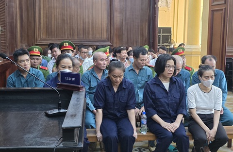 Cựu cán bộ thuế liên quan đường dây mua bán hóa đơn 4.000 tỉ lãnh 1 năm 6 tháng tù- Ảnh 1. Các bị cáo trong đường dây mua bán hóa đơn GTGT khống, trị giá 4.000 tỉ đồng tại tòa - Ảnh: ĐAN THUẦN