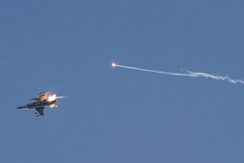 Tin tức thế giới 8-7: Hezbollah tấn công trên không lớn nhất vào Israel; Thủ tướng Pháp từ chức- Ảnh 1. Ảnh chụp từ miền bắc Israel cho thấy một chiếc máy bay chiến đấu của không quân Israel đang bắn pháo sáng, khi máy bay này được triển khai để đánh chặn vật thể bay từ hướng Lebanon qua biên giới vào ngày 7-7 - Ảnh: AFP