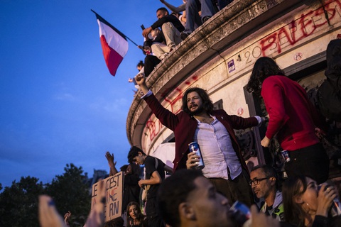 Người dân Pháp xuống đường tụ tập trước Đài tưởng niệm Cộng hòa tại Paris, chờ kết quả bỏ phiếu Quốc hội vòng 2, ngày 7-7 - Ảnh: AFP Người dân Pháp xuống đường tụ tập trước Đài tưởng niệm Cộng hòa tại Paris, chờ kết quả bỏ phiếu Quốc hội vòng 2, ngày 7-7 - Ảnh: AFP