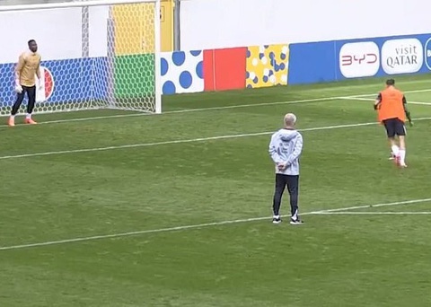 Tuyển Pháp phẫn nộ vì bị công khai video tập đá luân lưu trước trận bán kết Euro 2024- Ảnh 2. Đoạn video cho thấy rõ thứ tự đá luân lưu của tuyển Pháp - Ảnh: Chụp màn hình