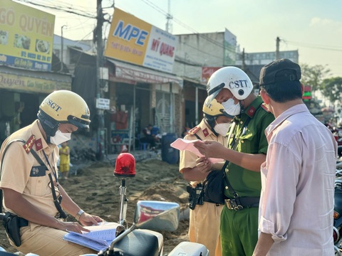 Giảm tai nạn giao thông: Quyết liệt đồng bộ loạt giải pháp- Ảnh 2. Cảnh sát giao thông thường xuyên tổ chức kiểm tra, xử phạt nghiêm hành vi vi phạm hành chính - Ảnh: THU DUNG