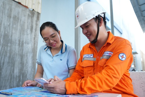 Điện lực miền Nam: Hơn 150.000 khách hàng tham gia cuộc thi tiết kiệm điện- Ảnh 2. Nhân viên EVNSPC hướng dẫn khách hàng cài app CSKH, tham gia cuộc thi tiết kiệm điện