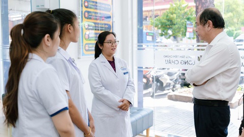 Tuyên dương bác sĩ cấp cứu cho một phụ nữ bị sốc phản vệ ngay tại nhà thuốc- Ảnh 1. Bác sĩ Trần Thị Như Quỳnh đang làm việc tại cơ sở tiêm chủng ở cạnh bên nhà thuốc Long Châu trên đường 3 Tháng 2 đã cấp cứu một ca sốc phản vệ
