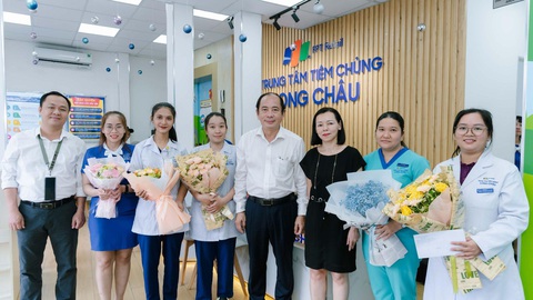 Tuyên dương bác sĩ cấp cứu cho một phụ nữ bị sốc phản vệ ngay tại nhà thuốc- Ảnh 2. PGS TS BS Tăng Chí Thượng tặng hoa chúc mừng ê-kíp y, bác sĩ của Nhà thuốc và trung tâm tiêm chủng Long Châu tại địa chỉ số 203 đường 3 Tháng 2, phường 11, quận 10 đã phối hợp cấp cứu cho người bệnh
