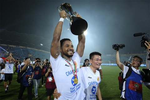 Khán giả Nam Định 'vô địch' V-League 2023-2024- Ảnh 1. Tiền đạo Rafaelson (Nam Định) giương cao cúp vô địch - Ảnh: VPF