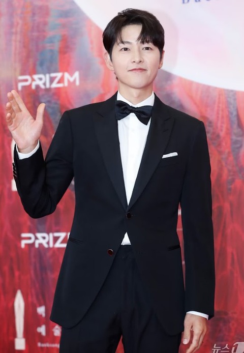 Song Joong Ki lên chức ba lần hai chỉ sau một năm đón con đầu lòng- Ảnh 1. Song Joong Ki