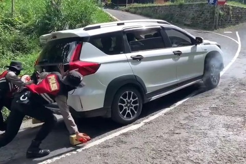 Ô tô kiên nhẫn xếp hàng chờ lên dốc, dân mạng phát sốt- Ảnh 1. Hình ảnh từng gây chú ý một thời ở Indonesia: Suzuki XL7 gặp khó khăn khi leo dốc - Ảnh: Kompas