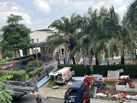 Tháo dỡ hồ bơi, nhà câu lạc bộ khu dân cư Senturia Vườn Lài dù dân có đơn xin cho tồn tại- Ảnh 1. Lực lượng chức năng tháo dỡ các công trình vi phạm, trong đó có hồ bơi đã được vận hành nhiều năm qua - Ảnh: N.H.