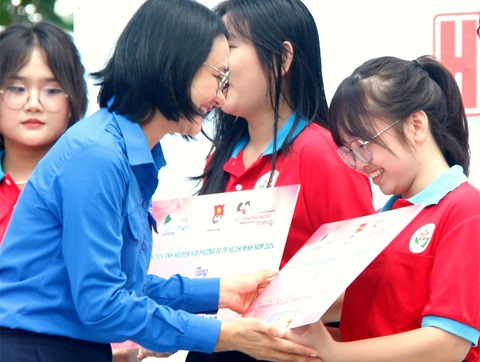 Phó bí thư Thành Đoàn TP.HCM Trần Thu Hà trao học bổng cho 10 chiến sĩ Hoa phượng đỏ vượt khó, học tốt - Ảnh: C.TRIỆU Phó bí thư Thành Đoàn TP.HCM Trần Thu Hà trao học bổng cho 10 chiến sĩ Hoa phượng đỏ vượt khó, học tốt - Ảnh: C.TRIỆU