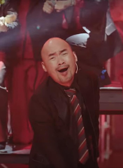 'Rổ meme' hài không chịu nổi từ dàn Anh trai vượt ngàn chông gai- Ảnh 3. Dù chọn phong cách lịch lãm nhưng Tiến Luật cứ lộ diện là khiến người xem không nhịn nổi cười vì biểu cảm đối nghịch với bối cảnh