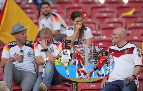 Hàng trăm nghìn CĐV tuyển Đức kiến nghị đá lại tứ kết Euro 2024- Ảnh 1. Cổ động viên tuyển Đức tức giận trọng tài Anthony Taylor không thổi phạt đền tình huống Cucurella để bóng chạm tay trong vòng cấm