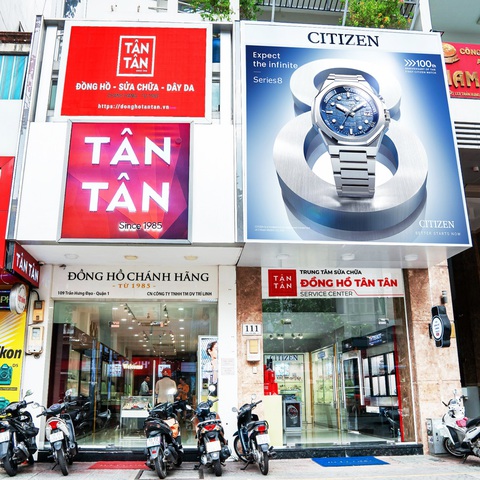 Người đàn ông ‘nhìn thời gian’ bằng chiếc kính lúp- Ảnh 5. Flagship và Trung Tâm Bảo Hành Sửa Chữa Đồng Hồ Tân Tân 109-111 Trần Hưng Đạo, Quận 1, TP.HCM