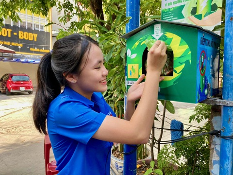 Ngôi nhà thu gom pin cũ được trang trí màu xanh bắt mắt - Ảnh: THANH CHƯƠNG Ngôi nhà thu gom pin cũ được trang trí màu xanh bắt mắt - Ảnh: THANH CHƯƠNG