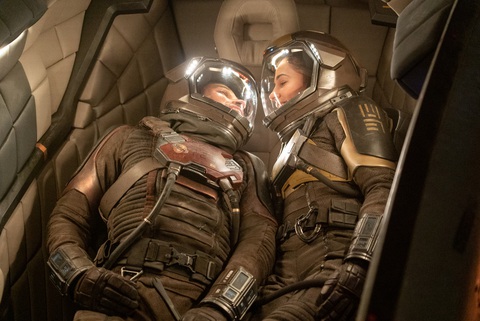 Naomi Scott hóa phi hành gia cực ngầu trong 'Tín hiệu vũ trụ'- Ảnh 6. Anthony Ramos