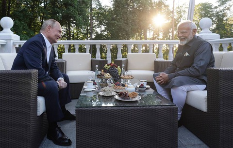 Tổng thống Nga Vladimir Putin đón tiếp Thủ tướng Ấn Độ Narendra Modi tại dinh thự tổng thống Novo-Ogaryovo ở ngoại ô Matxcơva ngày 8-9 - Ảnh: TASS Tổng thống Nga Vladimir Putin đón tiếp Thủ tướng Ấn Độ Narendra Modi ngày 8-7 - Ảnh: TASS