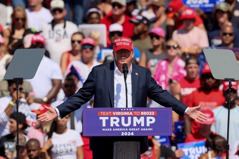 Ông Trump mong đợi ông Biden tiếp tục cuộc đua vào Nhà Trắng- Ảnh 1. Cựu tổng thống Mỹ Donald Trump tại bang Virginia hôm 28-6 - Ảnh: REUTERS