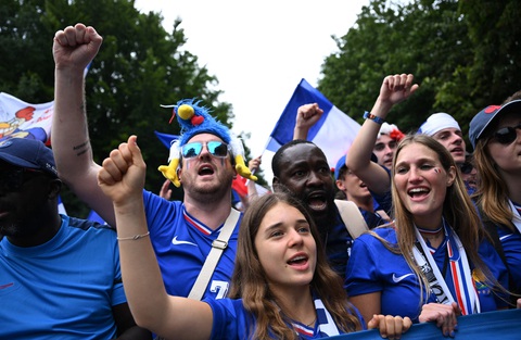 Cổ động viên Pháp và Tây Ban Nha cuồng nhiệt trước trận bán kết Euro 2024- Ảnh 1. Cổ động viên Pháp cuồng nhiệt trên đường vào sân vận động - Ảnh: REUTERS