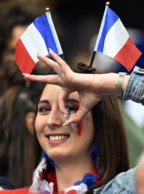 Cổ động viên Pháp và Tây Ban Nha cuồng nhiệt trước trận bán kết Euro 2024- Ảnh 4. Cổ động viên nữ của tuyển Pháp rạng rỡ - Ảnh: REUTERS