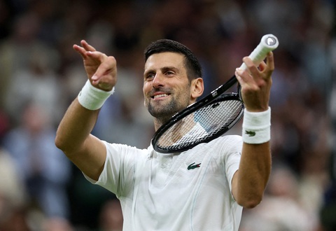 Djokovic chế giễu khán giả Wimbledon- Ảnh 1. Djokovic ăn mừng sau trận thắng Rune - Ảnh: REUTERS