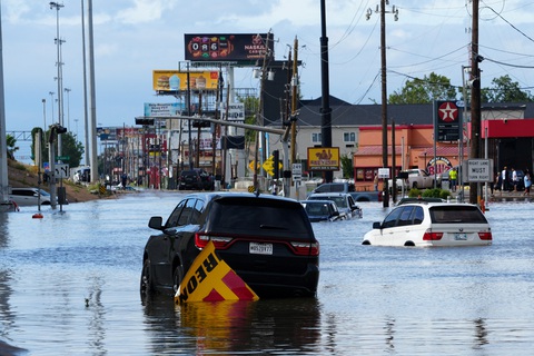 Ô tô kẹt trên đường do nước ngập tại thành phố Houston, Texas ngày 8-7 - Ảnh: REUTERS Ô tô kẹt trên đường do nước ngập tại thành phố Houston, Texas ngày 8-7 - Ảnh: REUTERS